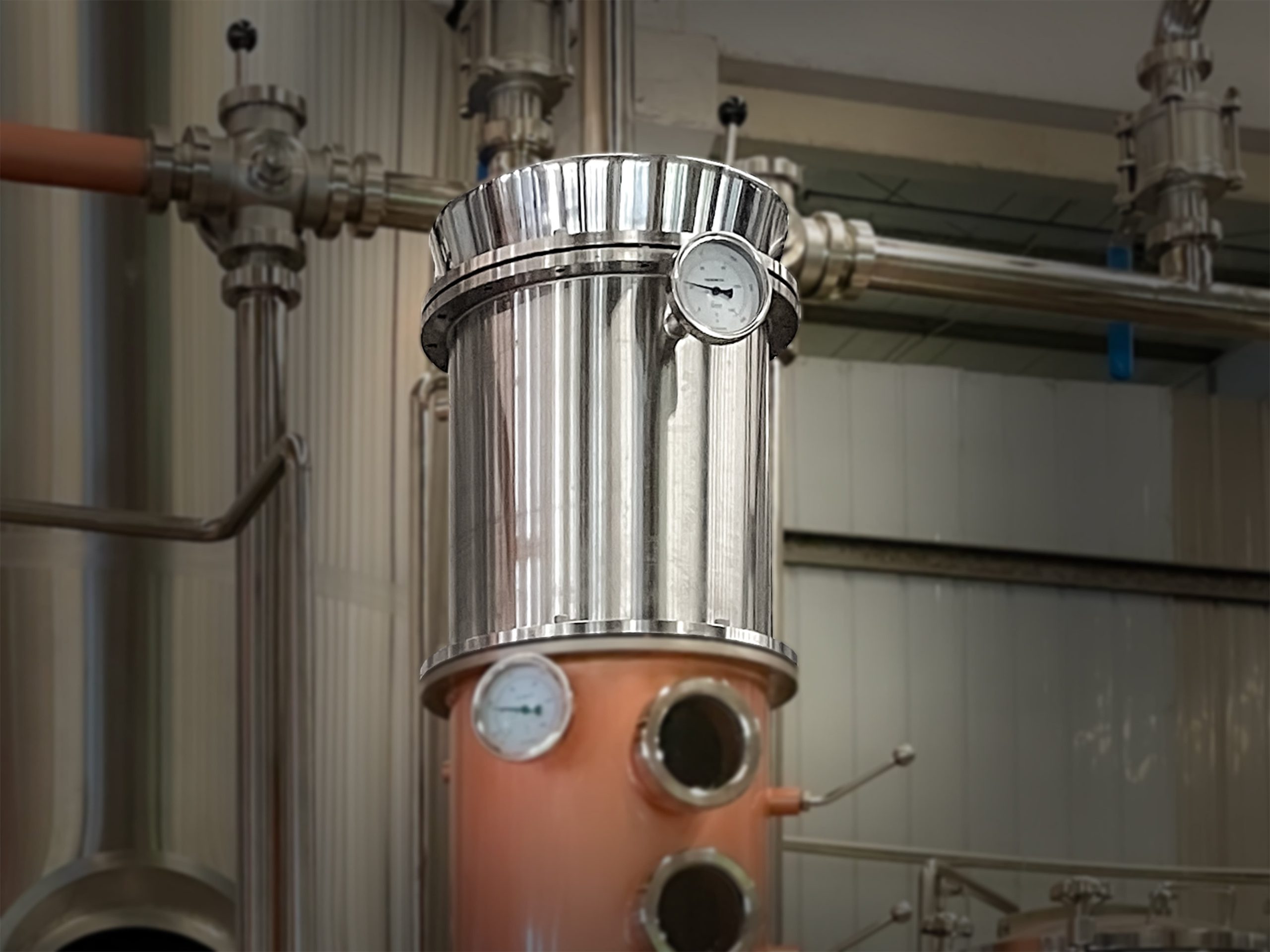 Distillation column section with a pressure gauge above a copper section