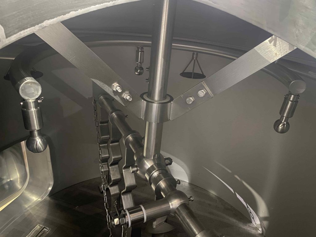 Internal agitator assembly and fittings in a stainless steel tank