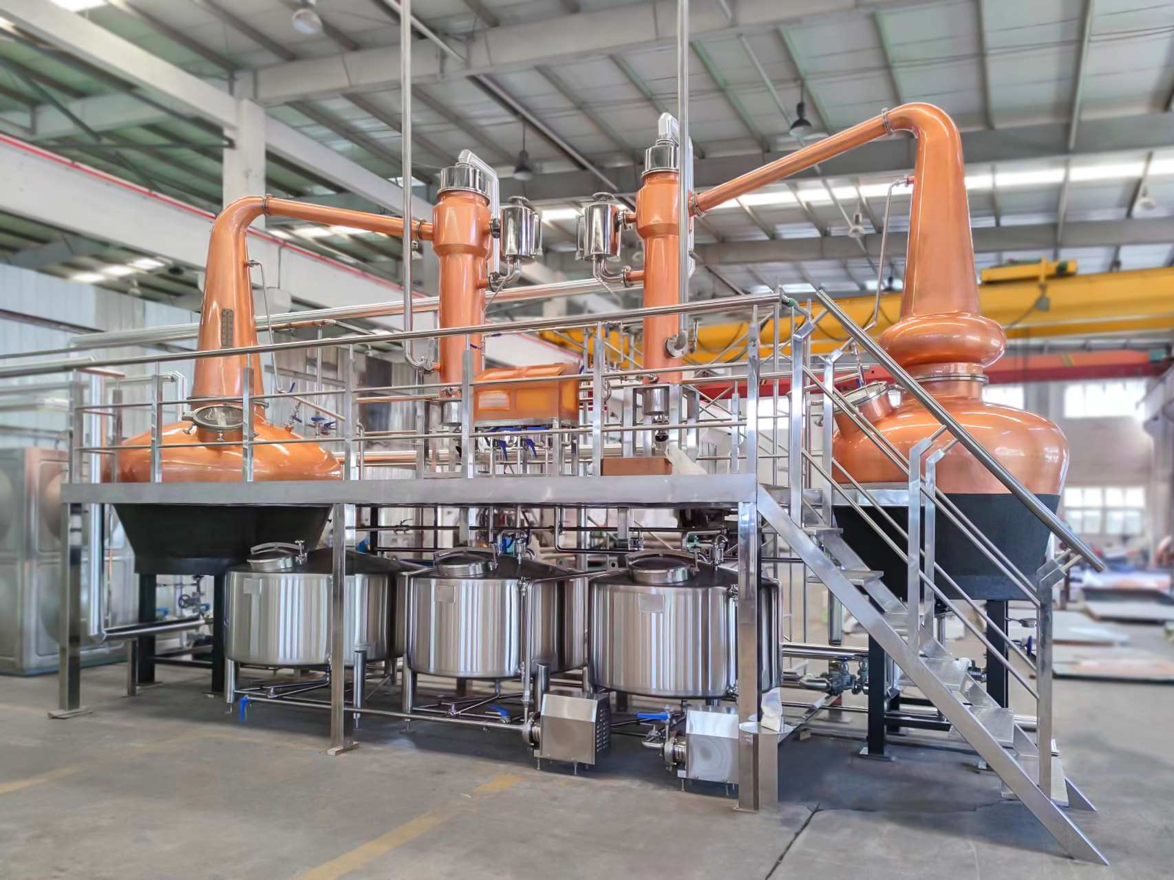 Alcohol distillation machine with heating vessel and control panel